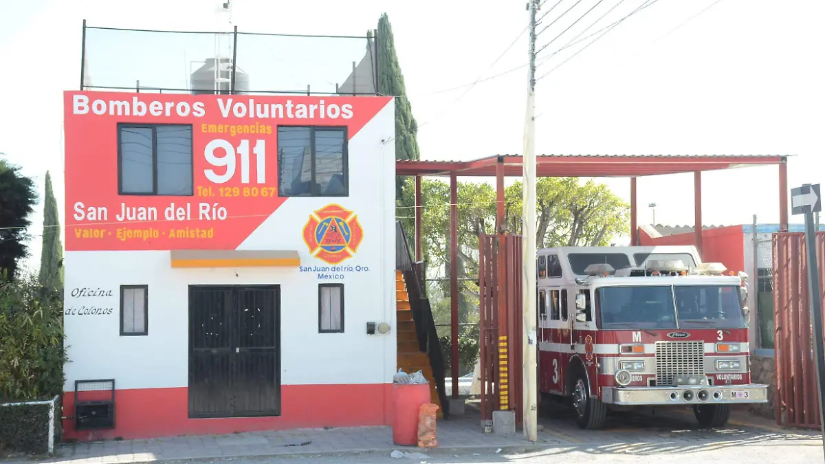 Bomberos de San Juan del Río gestiona, ante la JAPAM, apoyo para utilizar pozos en la zona oriente. Foto Luis Luévanos